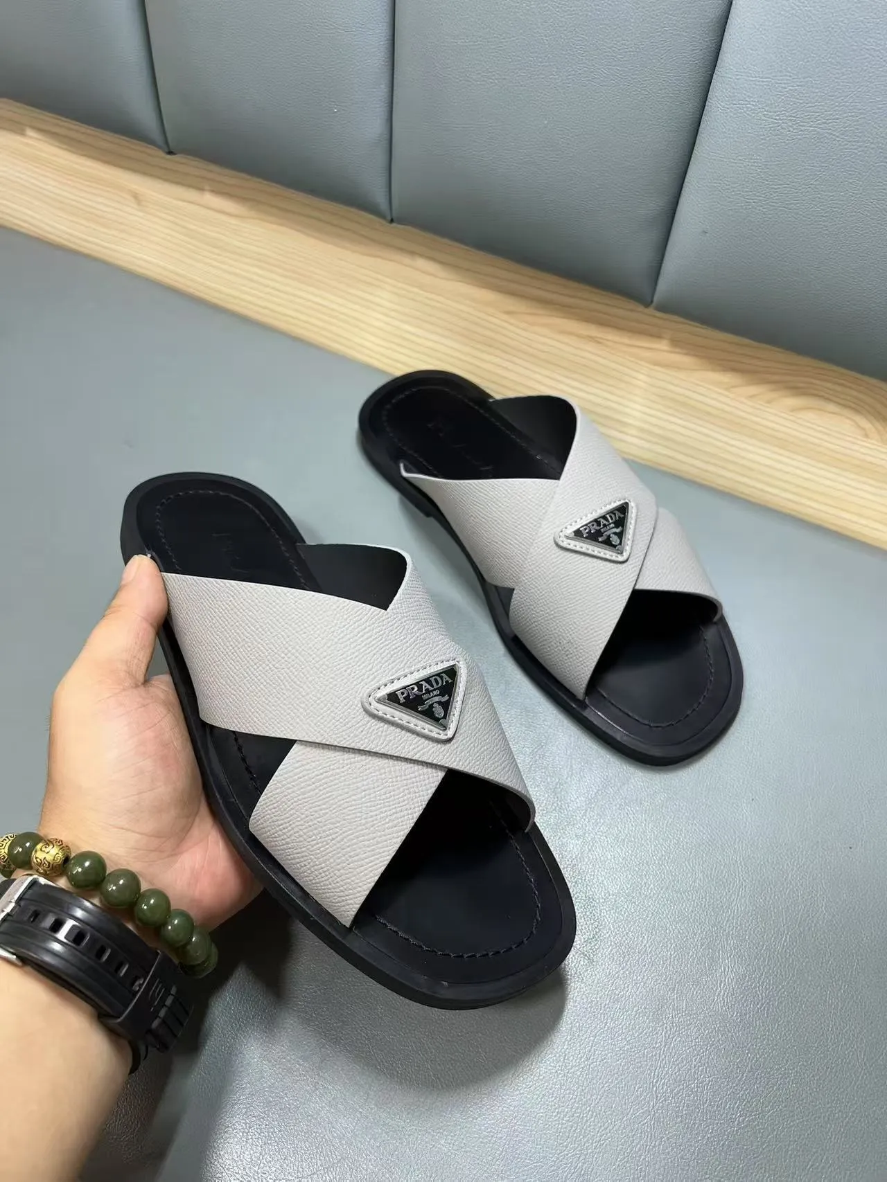 340💰PRADA Prada’s latest slippers are synchronized with the official website. This slipper is made of the brand’s unique and iconic Saffiano leather. The brand logo jumps out from the double straps, and the brand style is clearly visible. Cowhide gives men elegant charm and functional design, making it an ideal choice for vacation and leisure. Size:38-45